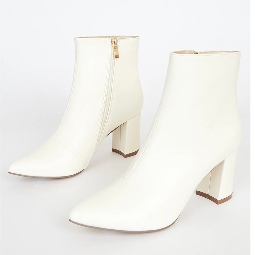 NWOT Lulus sarai off-white pointed-toe heeled ankle boots - Picture 4 of 11
